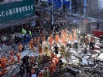Equipe de resgate busca sobreviventes entre destroços após o desabamento de quatro prédios em Wenzhou. Foto: FP/Stringer